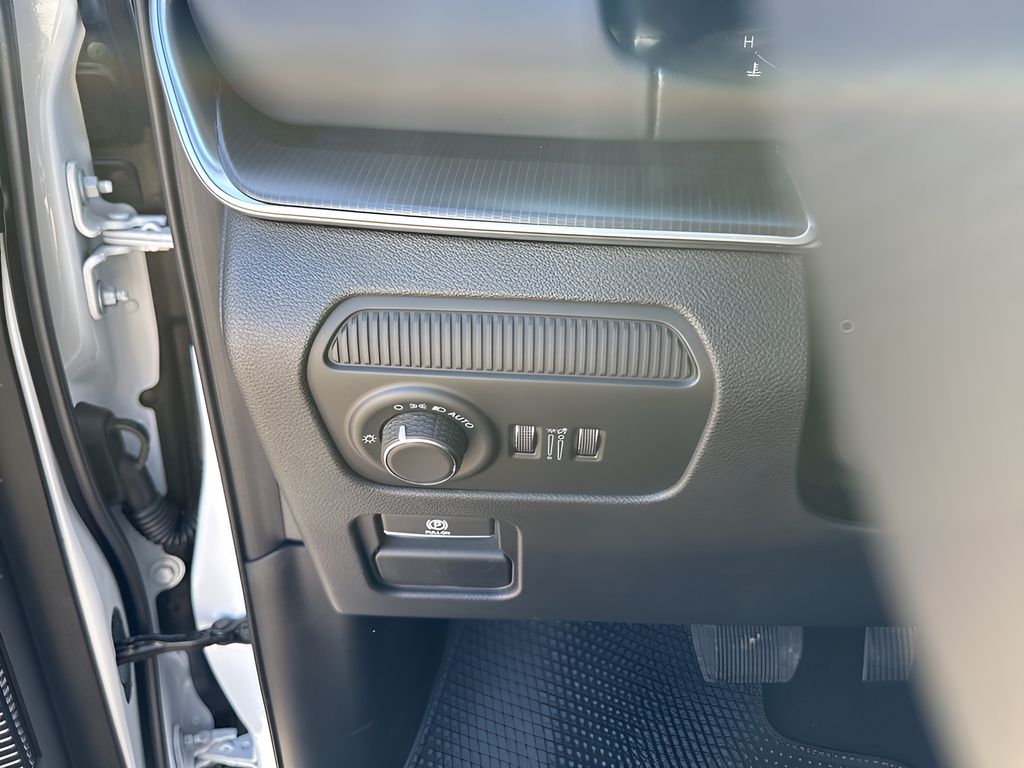 New 2026 White/off-white Jeep Summit image 29