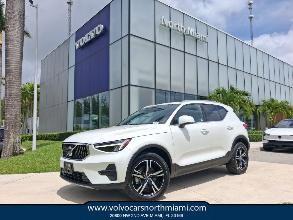 2025 Volvo XC40 B5 Core