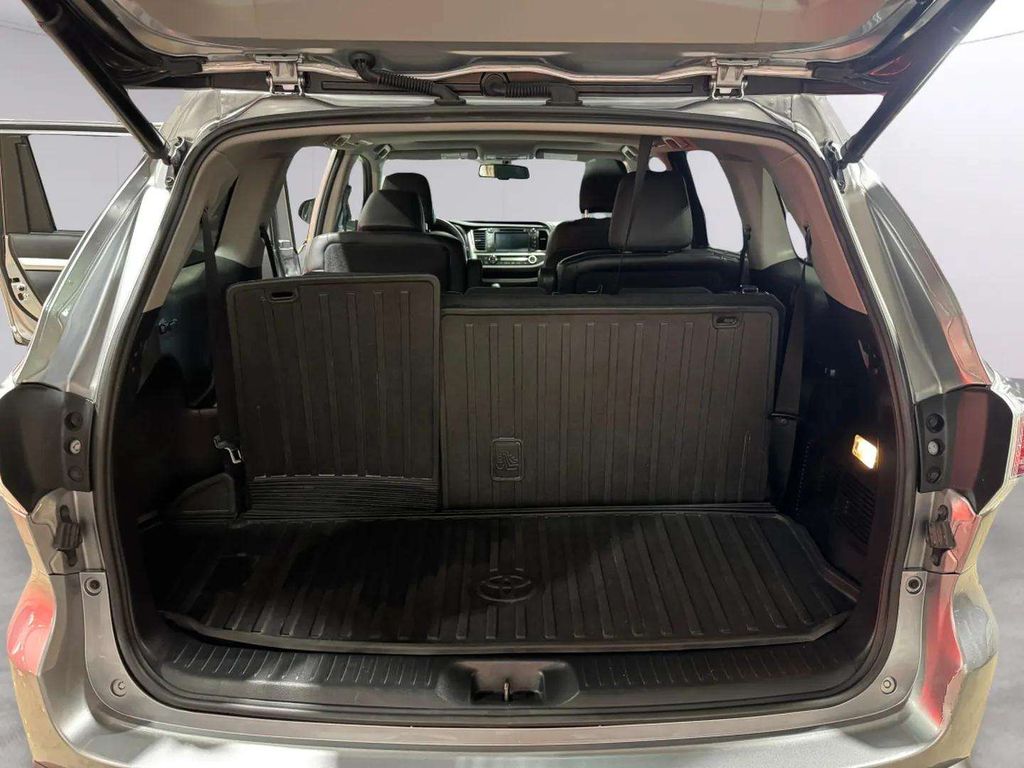 Used 2015 Silver Sky Metallic Toyota XLE V6 image 29