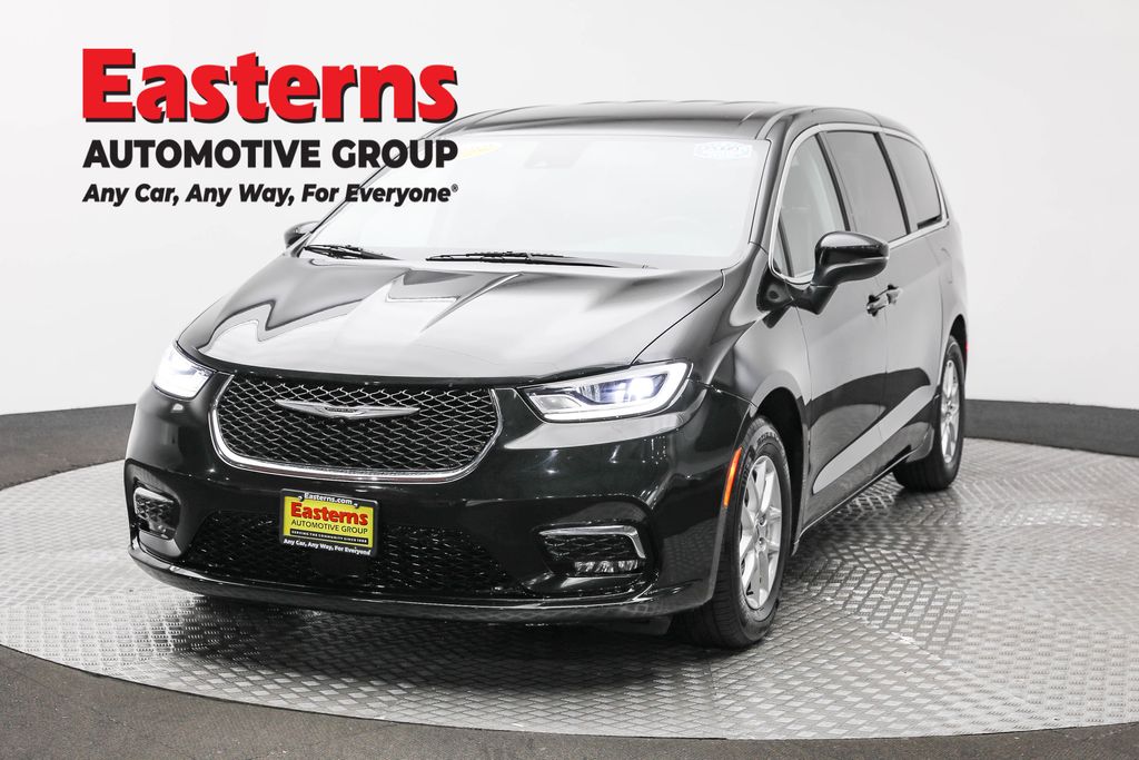 2023 Chrysler Pacifica Touring L's photo