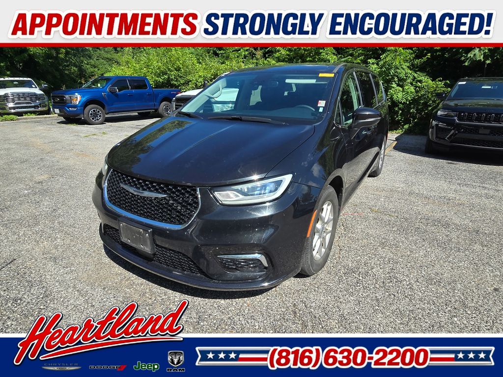 Brilliant Black Crystal Pearlcoat 2023 Chrysler Pacifica Minivan Front-Wheel Drive 9-Speed Automatic