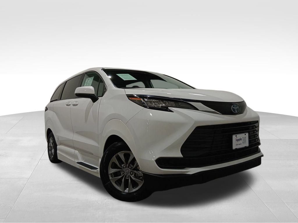 2023 Toyota Sienna LE