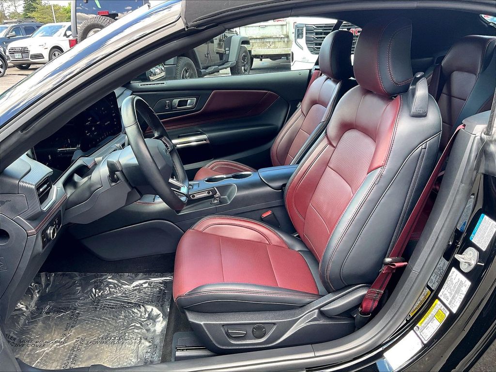 2025 Ford Mustang — photo 10