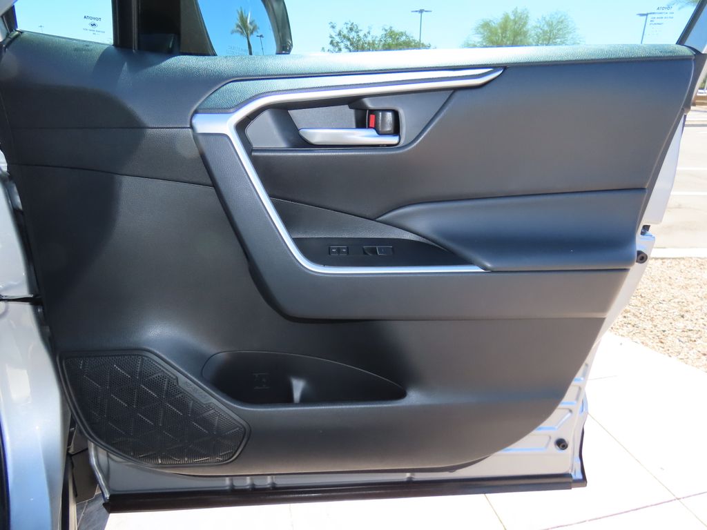 2024 Toyota RAV4 XLE 24
