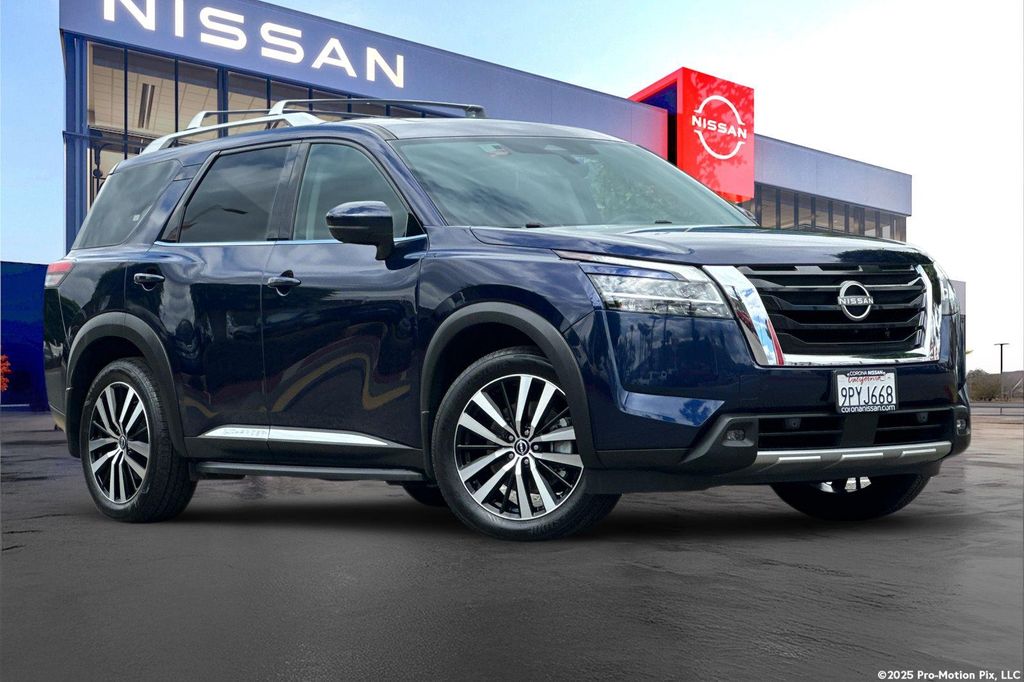 2023 Nissan Pathfinder Platinum 2WD's photo