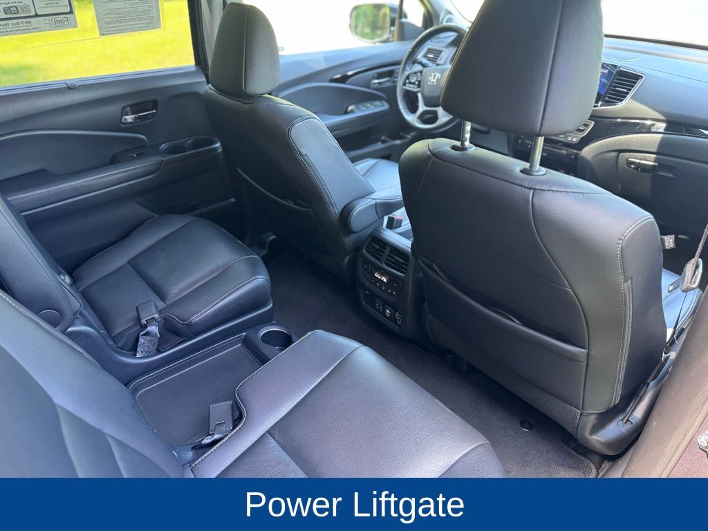 2020 Honda Pilot Touring w/Rear Captain's Chairs