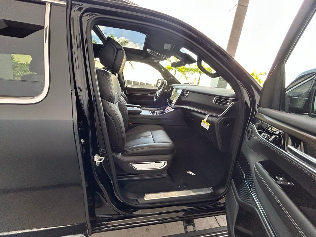 Used 2024 Diamond Black Crystal Pearlcoat Jeep Base image 28