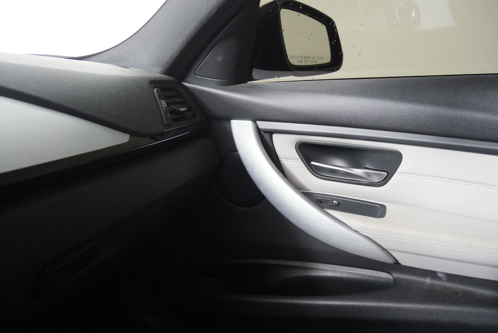 Thumbnail: 2013 BMW 3 Series - 22