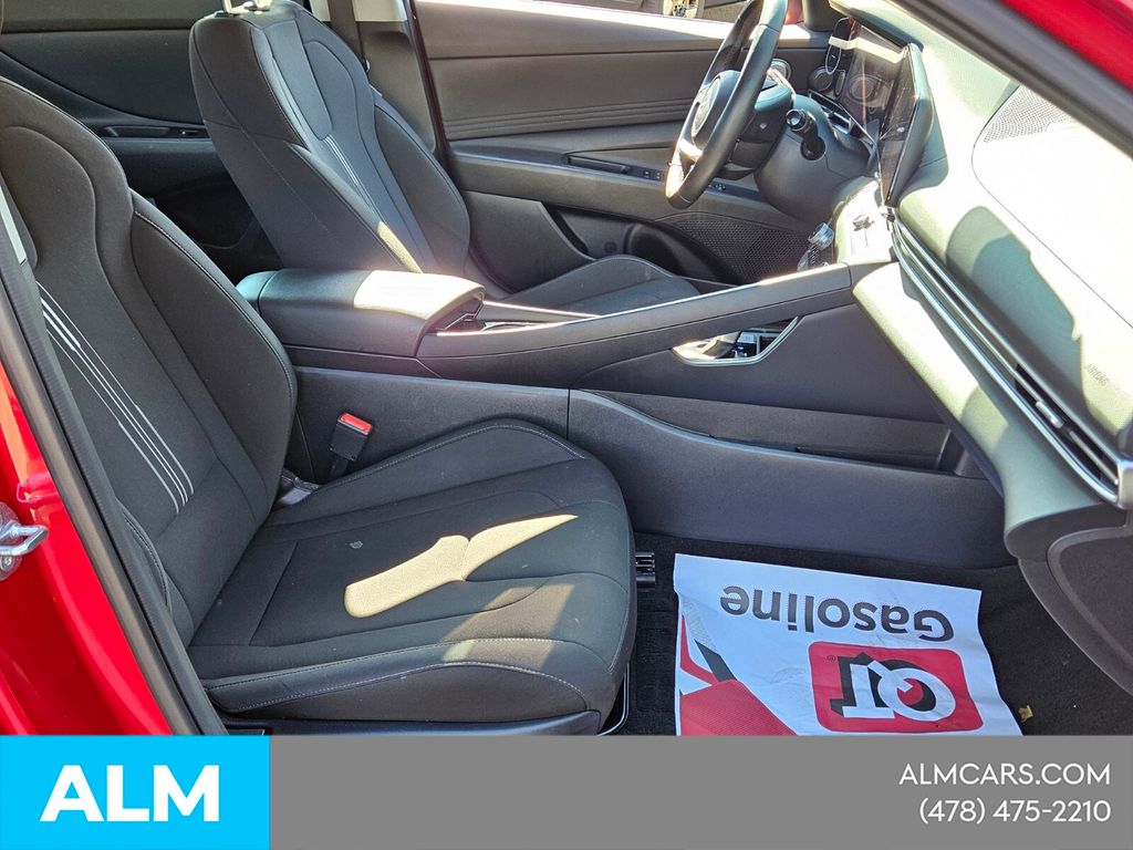 Used 2025 Red Hyundai SEL Convenience image 16