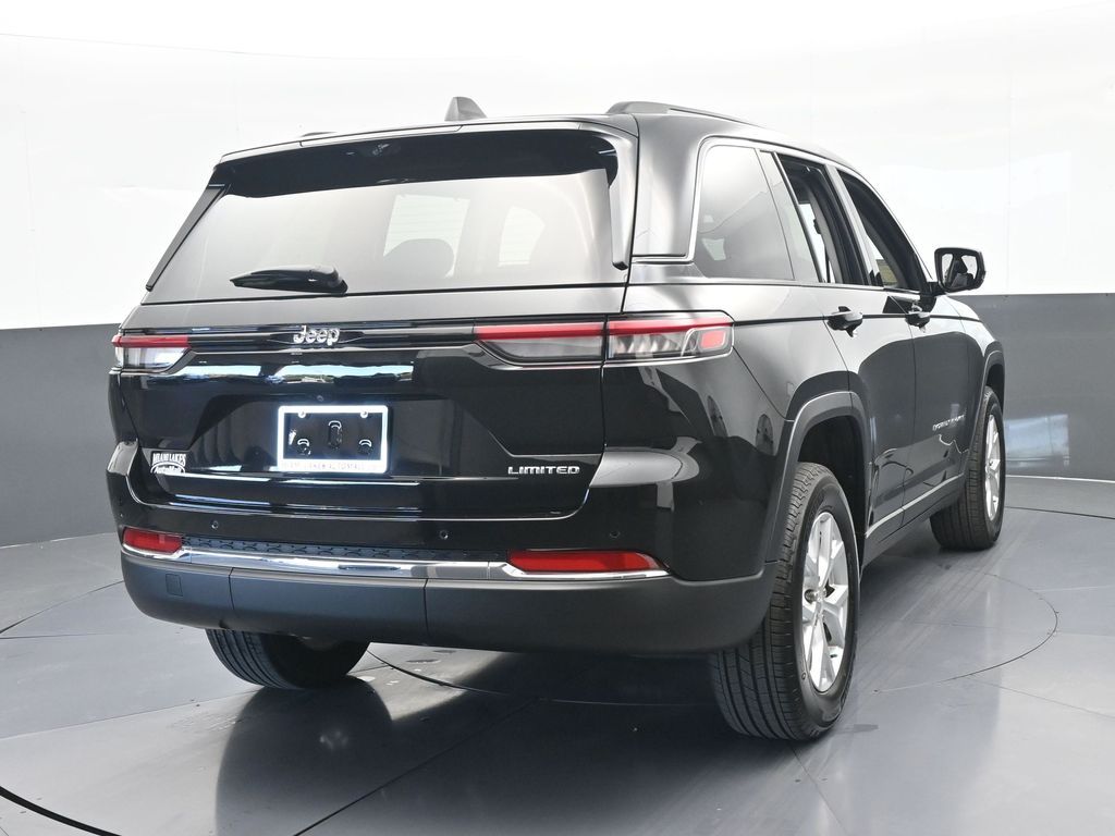 Used 2024 Diamond Black Crystal Pearlcoat Jeep Limited image 5