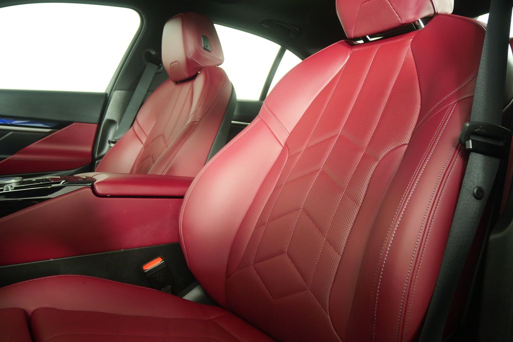 Thumbnail: 2025 BMW 5 Series - 10