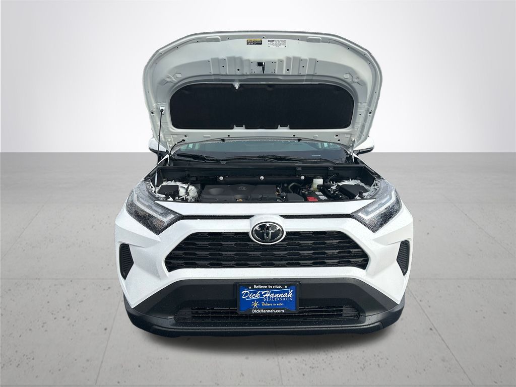 2025 Toyota RAV4 XLE photo 4