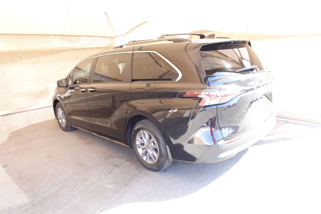 2026 Toyota Sienna XLE 7-Passenger Hybrid FWD's photo