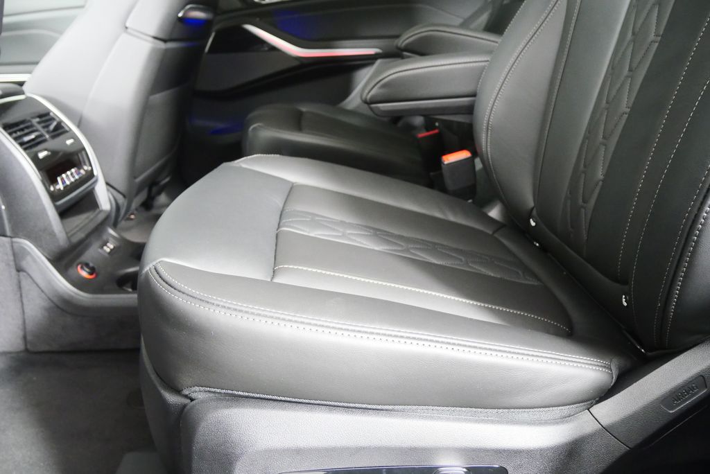 Thumbnail: 2026 BMW X7 - 15