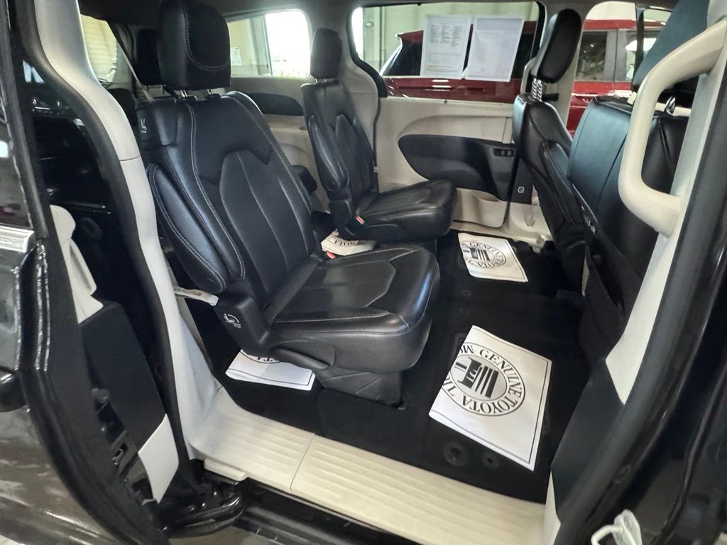Used 2023 Chrysler Pacifica Van