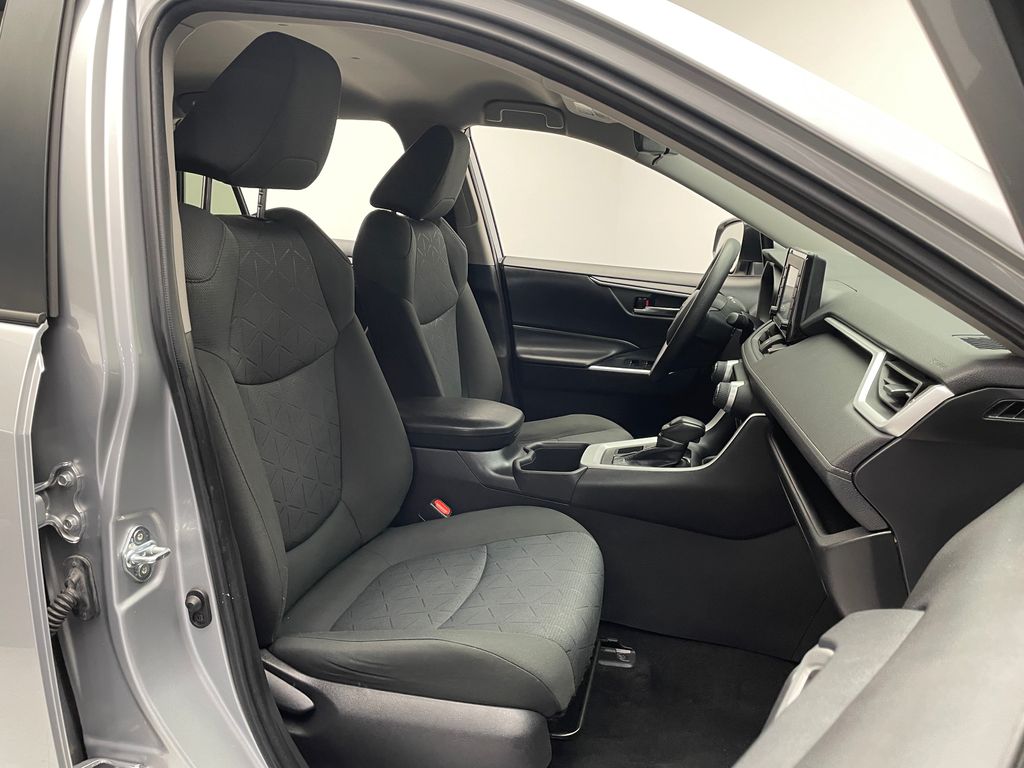 2022 Toyota RAV4 XLE 18