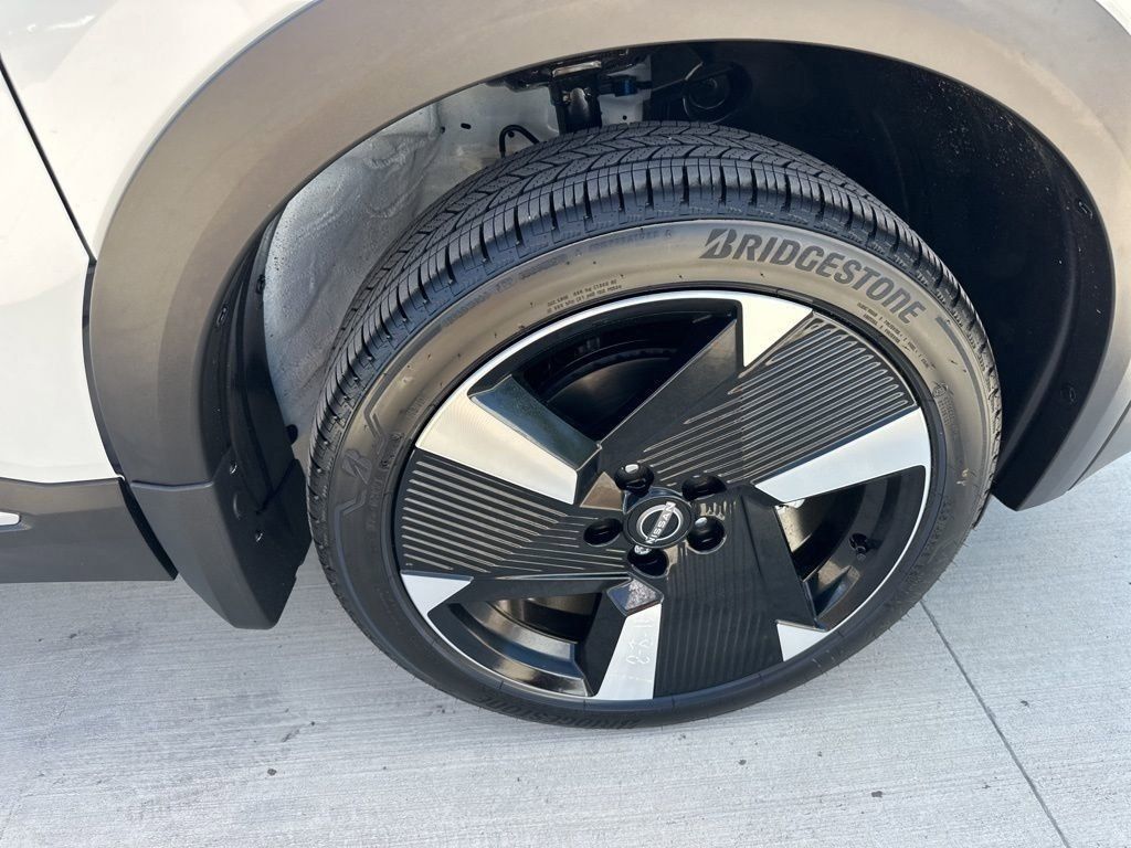 2025 Aspen White Tricoat Nissan Kicks SR FWD SUV