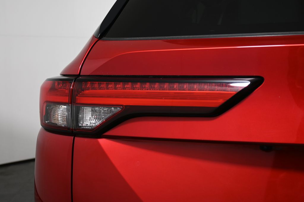 Thumbnail: 2022 Mitsubishi Outlander - 12