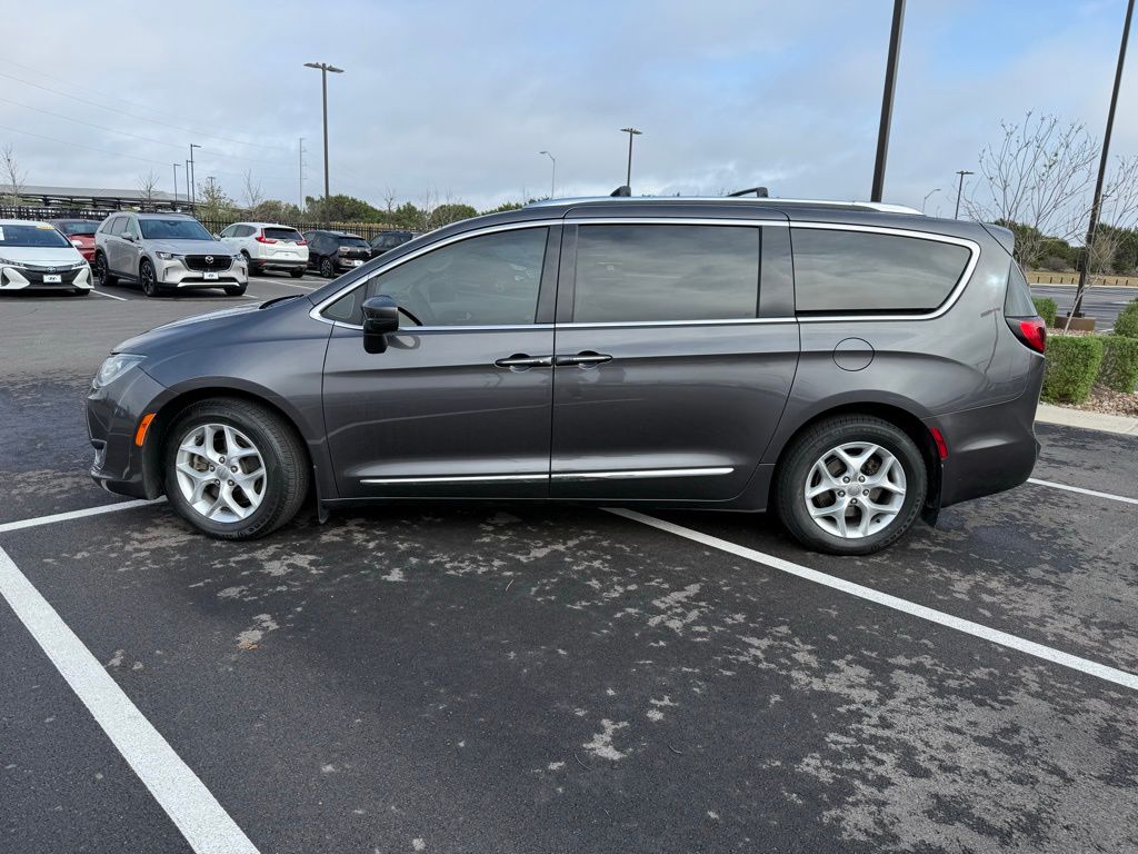 Thumbnail: 2017 Chrysler Pacifica - 8