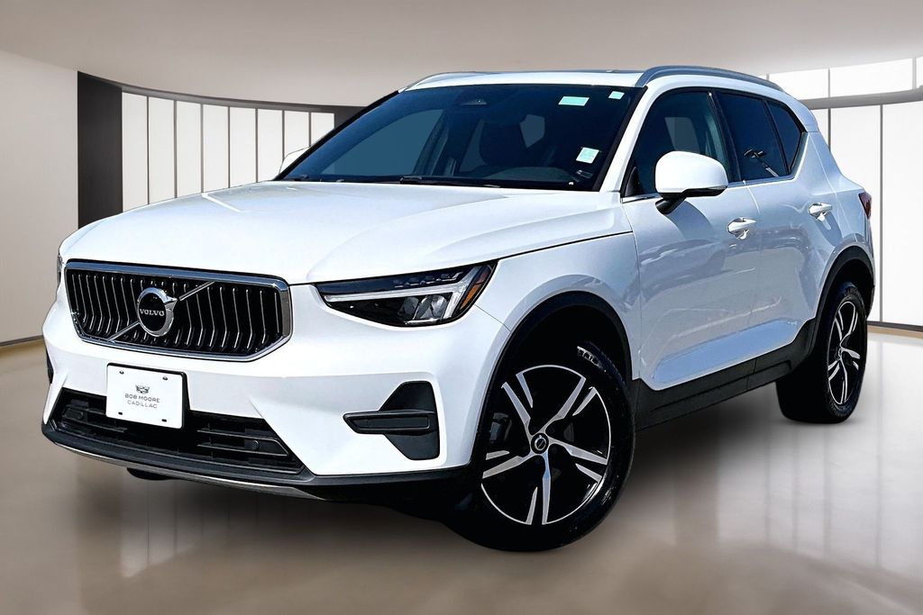 Crystal White Pearl 2025 Volvo XC40 B5 Core Bright Theme AWD SUV / Crossover All-Wheel Drive Automatic