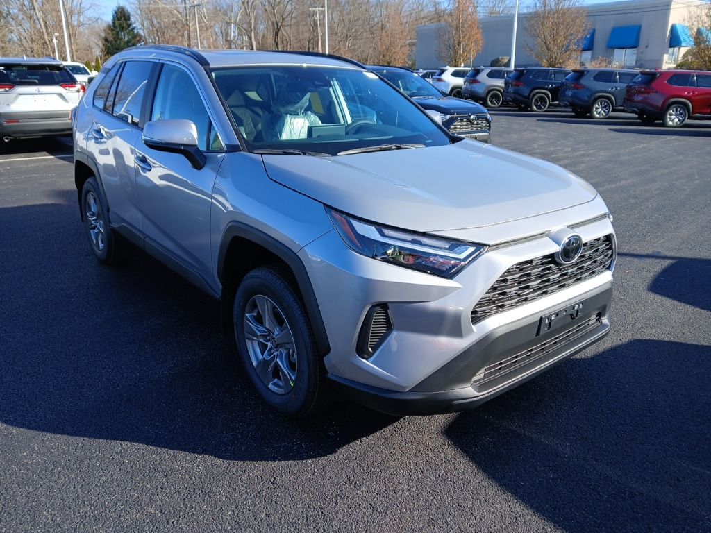 2025 Toyota RAV4 XLE's photo