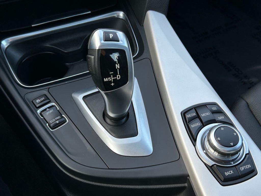 2013 BMW 3 Series 320i 26