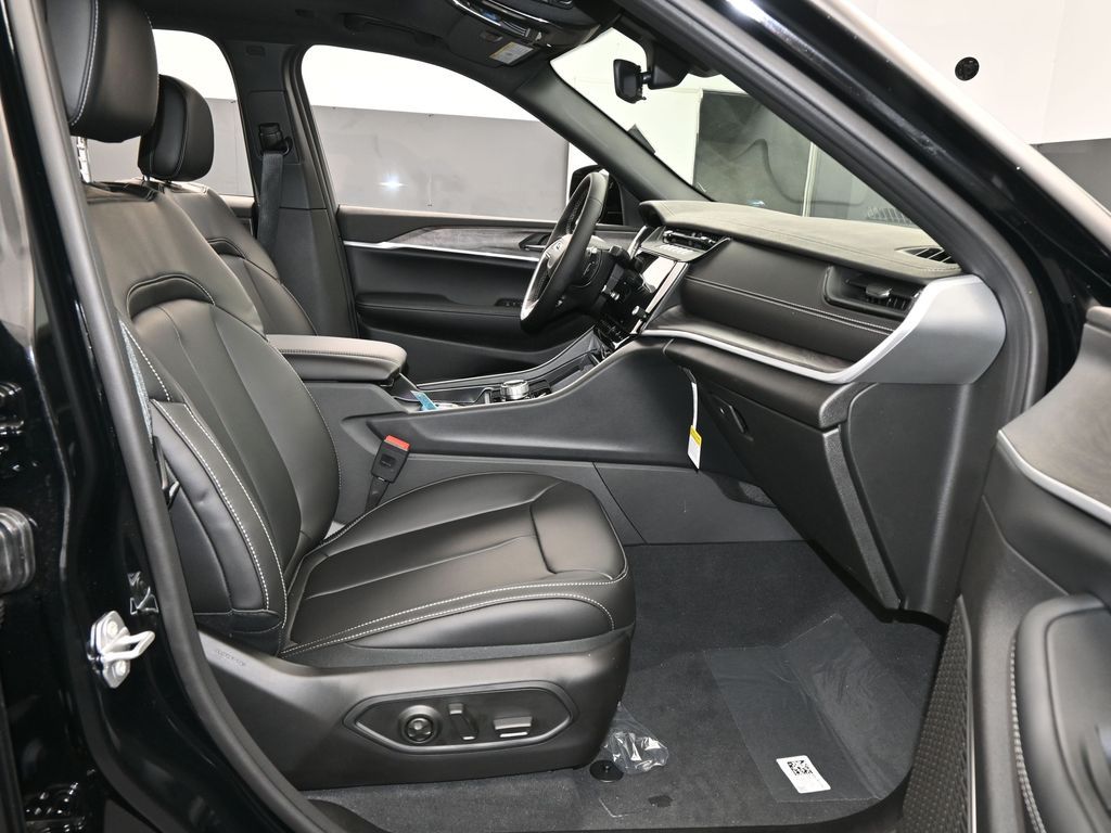 New 2026 Diamond Black Crystal Pearlcoat Jeep Limited image 39