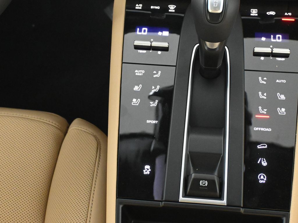 Thumbnail: 2026 Porsche Macan - 25
