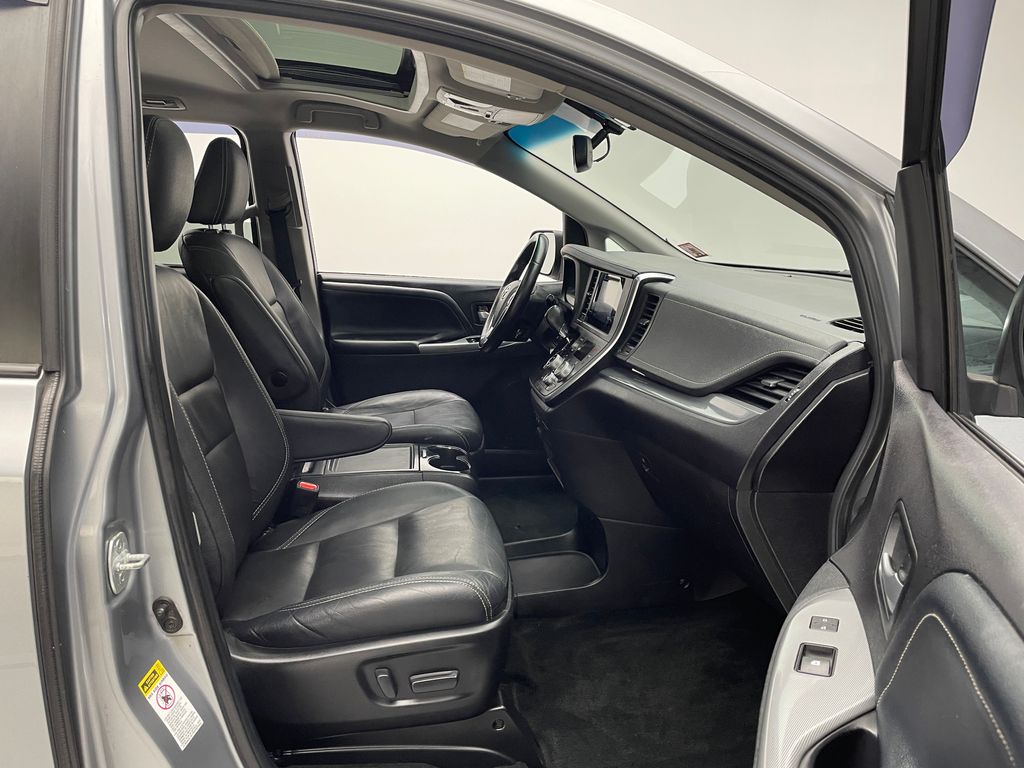Thumbnail: 2017 Toyota Sienna - 17