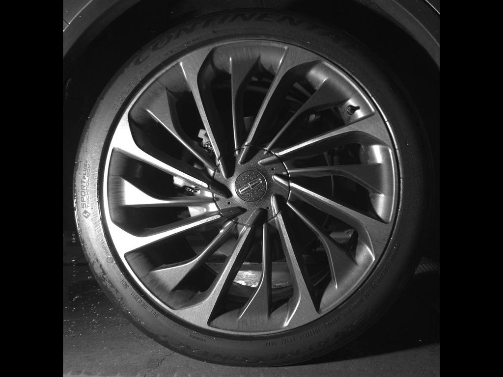 Used 2020 Silver Lincoln Reserve image 12