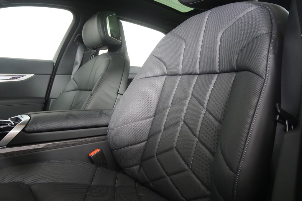 Thumbnail: 2026 BMW i7 - 10