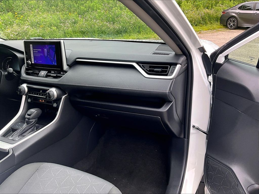 2024 Toyota RAV4 — photo 13