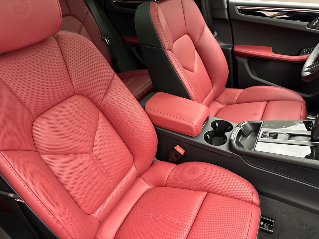Thumbnail: 2026 Porsche Macan - 31