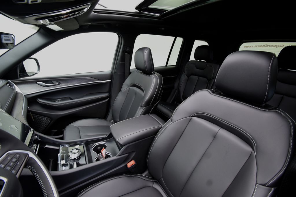 new 2025 Jeep Grand Cherokee car, priced at $50,186