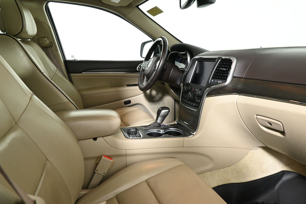 2018 Jeep Grand Cherokee Overland 25