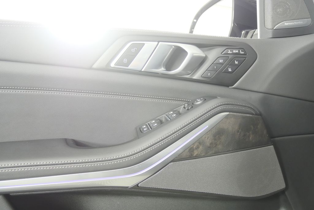 Thumbnail: 2026 BMW X7 - 8