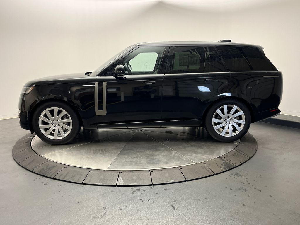 2023 Land Rover Range Rover SE 2