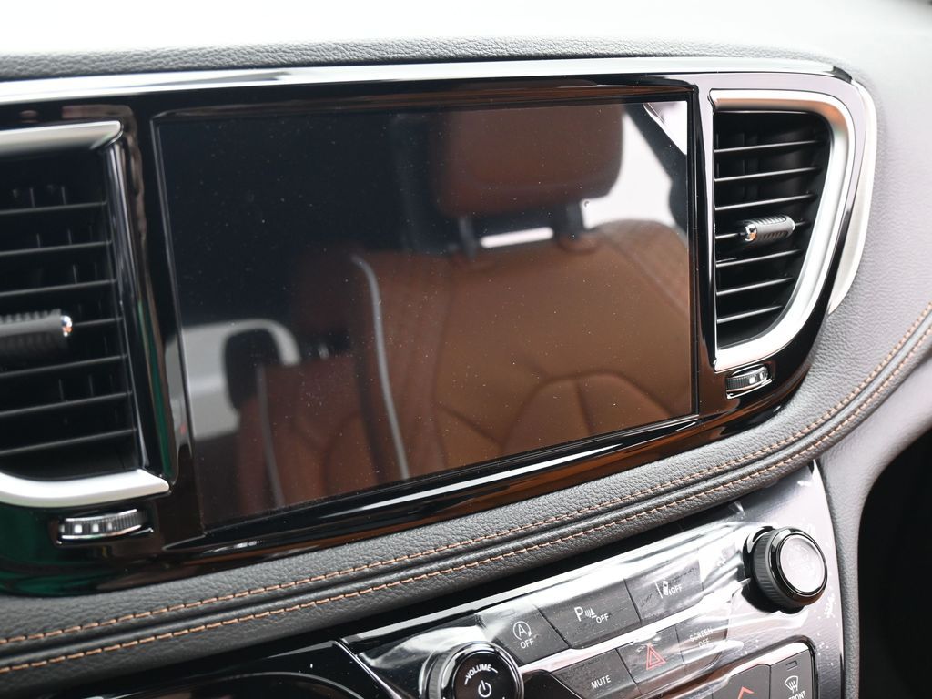 New 2026 Diamond Black Crystal Pearlcoat Chrysler Pinnacle image 24