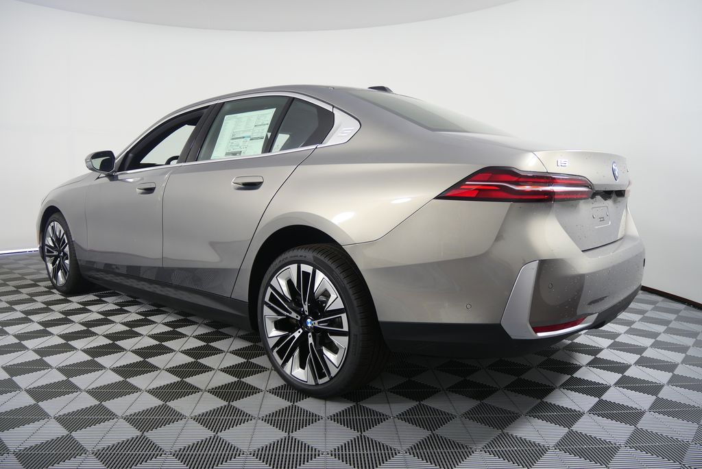 Thumbnail: 2026 BMW i5 - 5