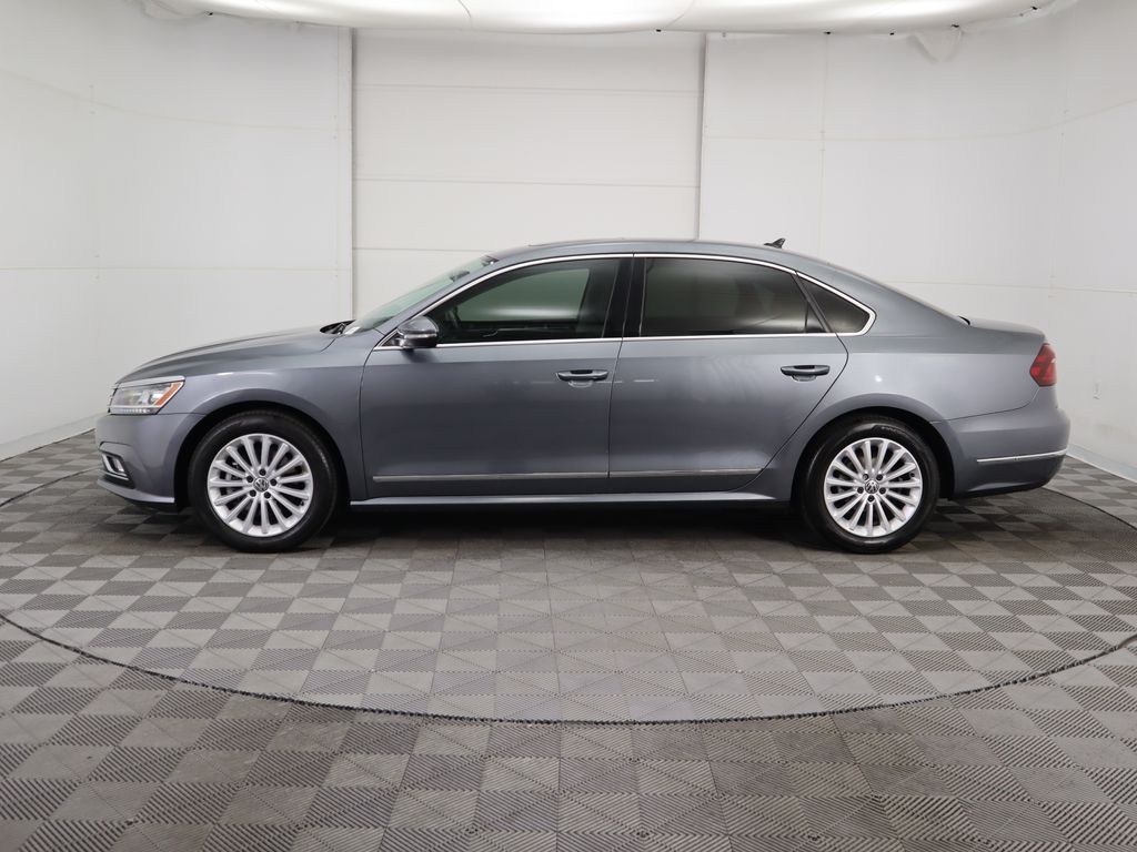 2017 Volkswagen Passat SE 8