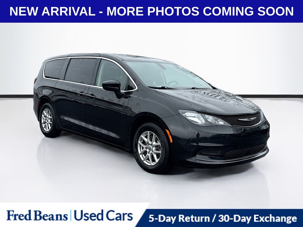 Brilliant Black Crystal Pearlcoat 2022 Chrysler Voyager LX FWD Minivan Front-Wheel Drive 9-Speed Automatic