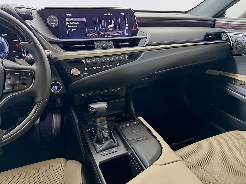 Thumbnail: 2021 Lexus ES - 24