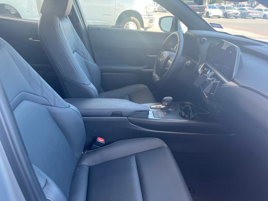 Thumbnail: 2025 Lexus UX - 4