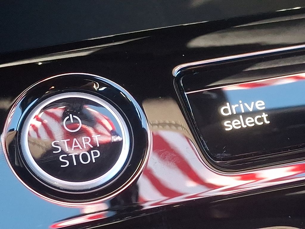 Thumbnail: 2025 Audi Q6 e-tron - 23