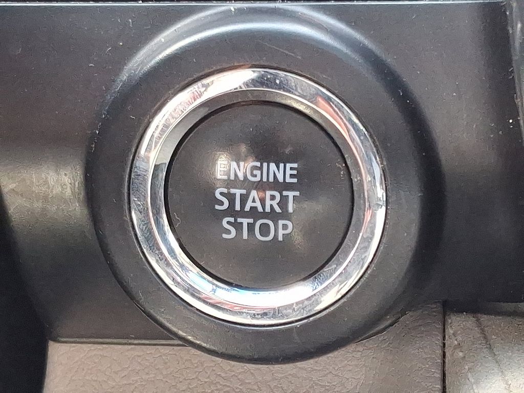 2014 Toyota Camry XLE 23