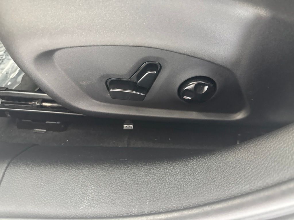 Used 2018 Gray Jeep Latitude image 13