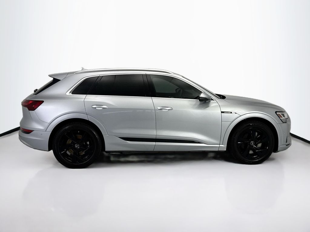 Thumbnail: 2023 Audi e-tron - 4