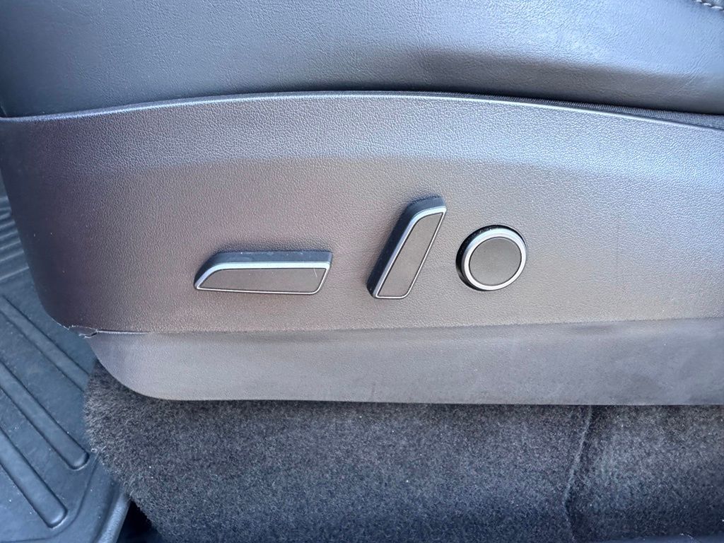 TeslaModel Y18