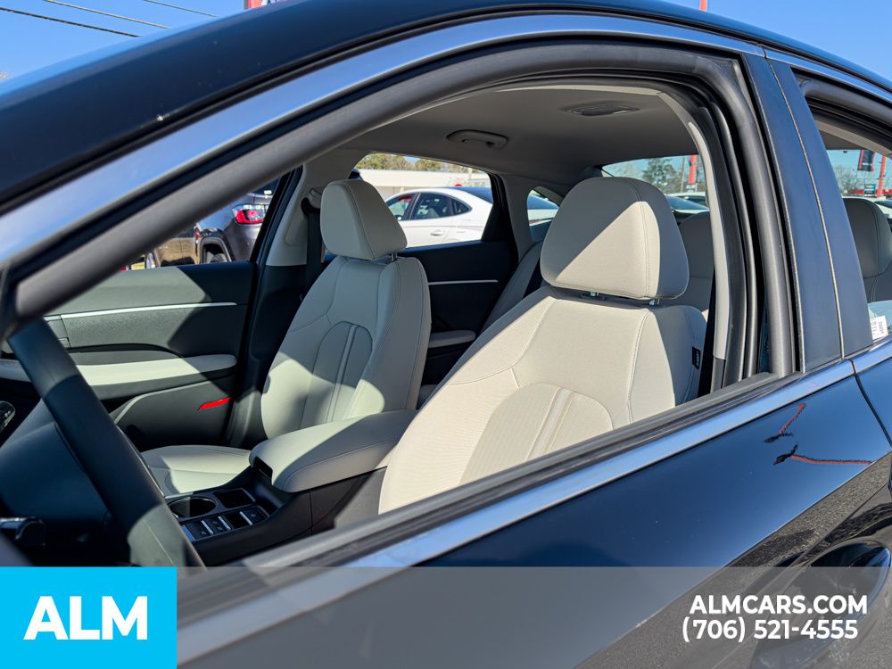 Certified Used 2025 Black Hyundai SE image 9