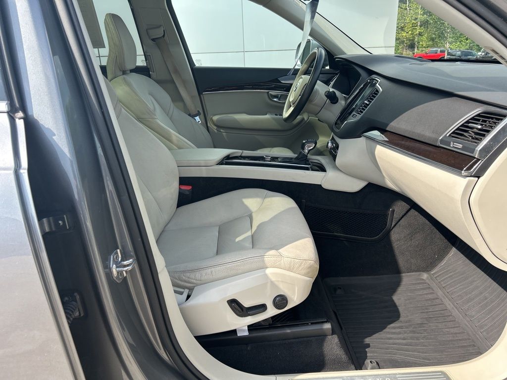 2019 Volvo XC90 T6 Momentum